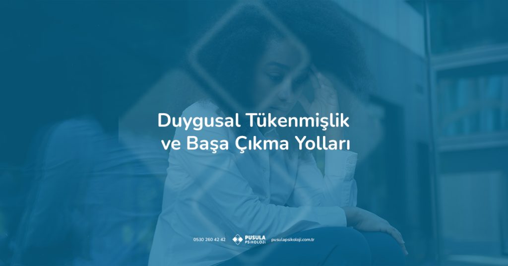 Elini şakaklarına koymuş üzgün ve yorgun oturan kadın ve duygusal tükenmişlik sendromu