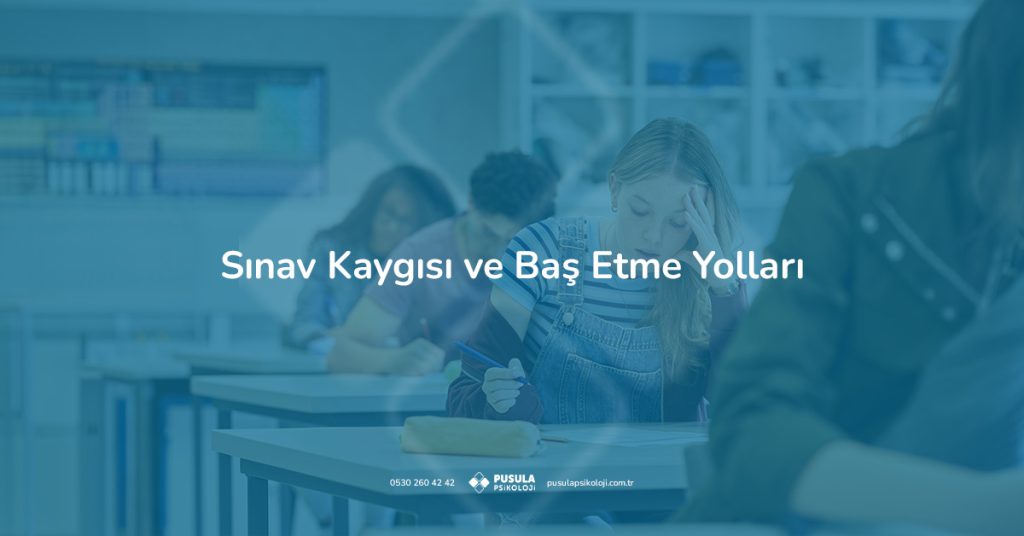 Sınıfta sınav sırasında elini şakaklarına koymuş stresli ve kaygılı öğrenci kız