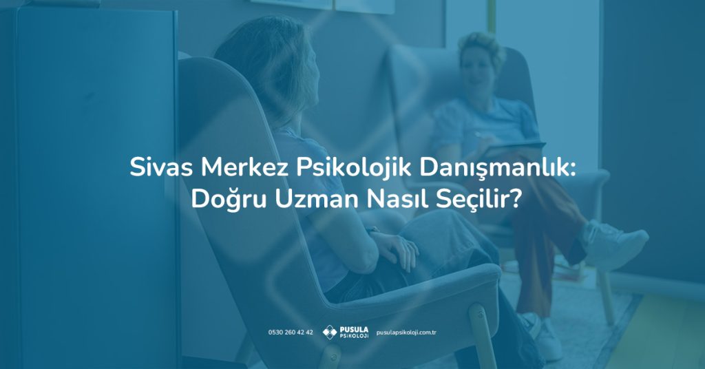 Psikolojik danışmanlık odasında tekli berjerde oturan danışan ve karşısında not alan uzman psikolog
